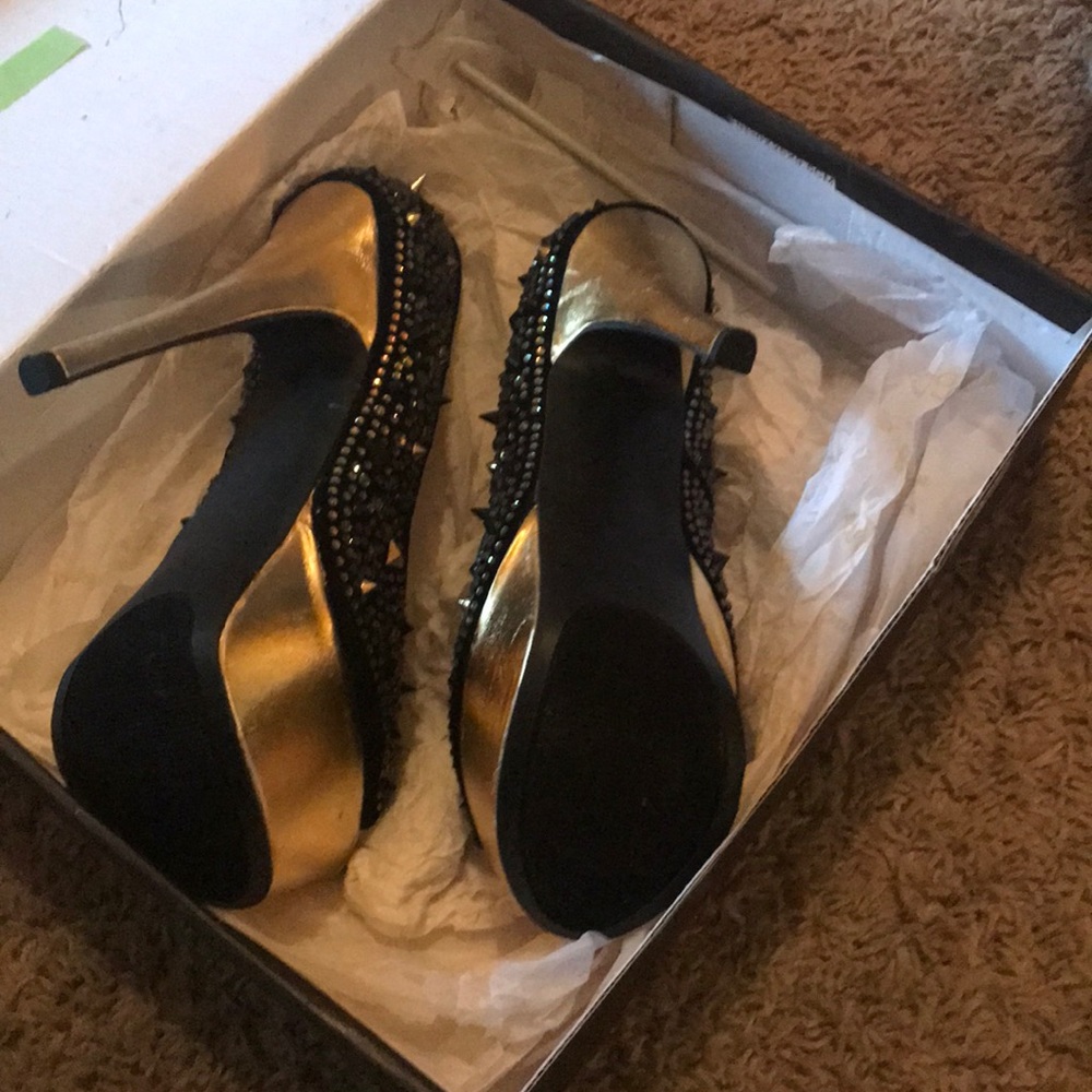 Black and gold stiletto peep toe - Picture 2 of 3
